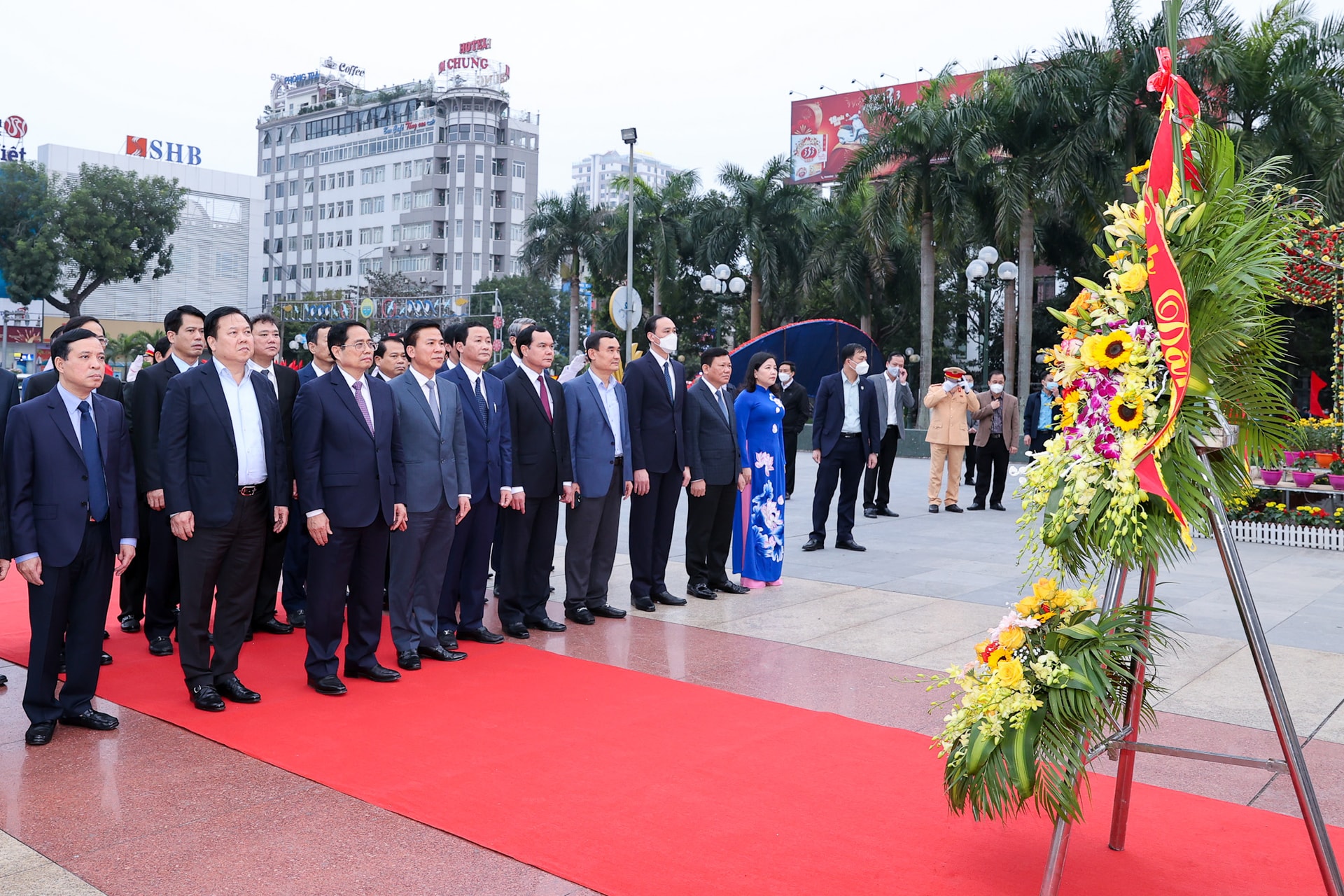 Thủ tướng dâng hương tưởng niệm Chủ tịch Hồ Chí Minh, thăm và chúc Tết tại tỉnh Thanh Hóa - Ảnh 4. Thủ tướng dâng hương tưởng niệm Chủ tịch Hồ Chí Minh, thăm và chúc Tết tại tỉnh Thanh Hóa - Ảnh 4.