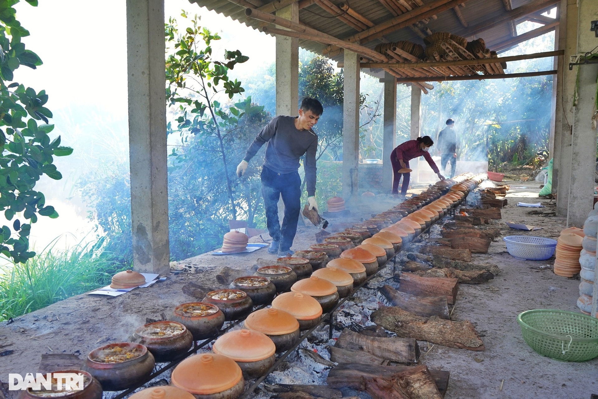 Dân làng Vũ Đại cay xè mắt kho hàng nghìn niêu cá phục vụ khách mua dịp Tết - 7 Dân làng Vũ Đại cay xè mắt kho hàng nghìn niêu cá phục vụ khách mua dịp Tết - 7