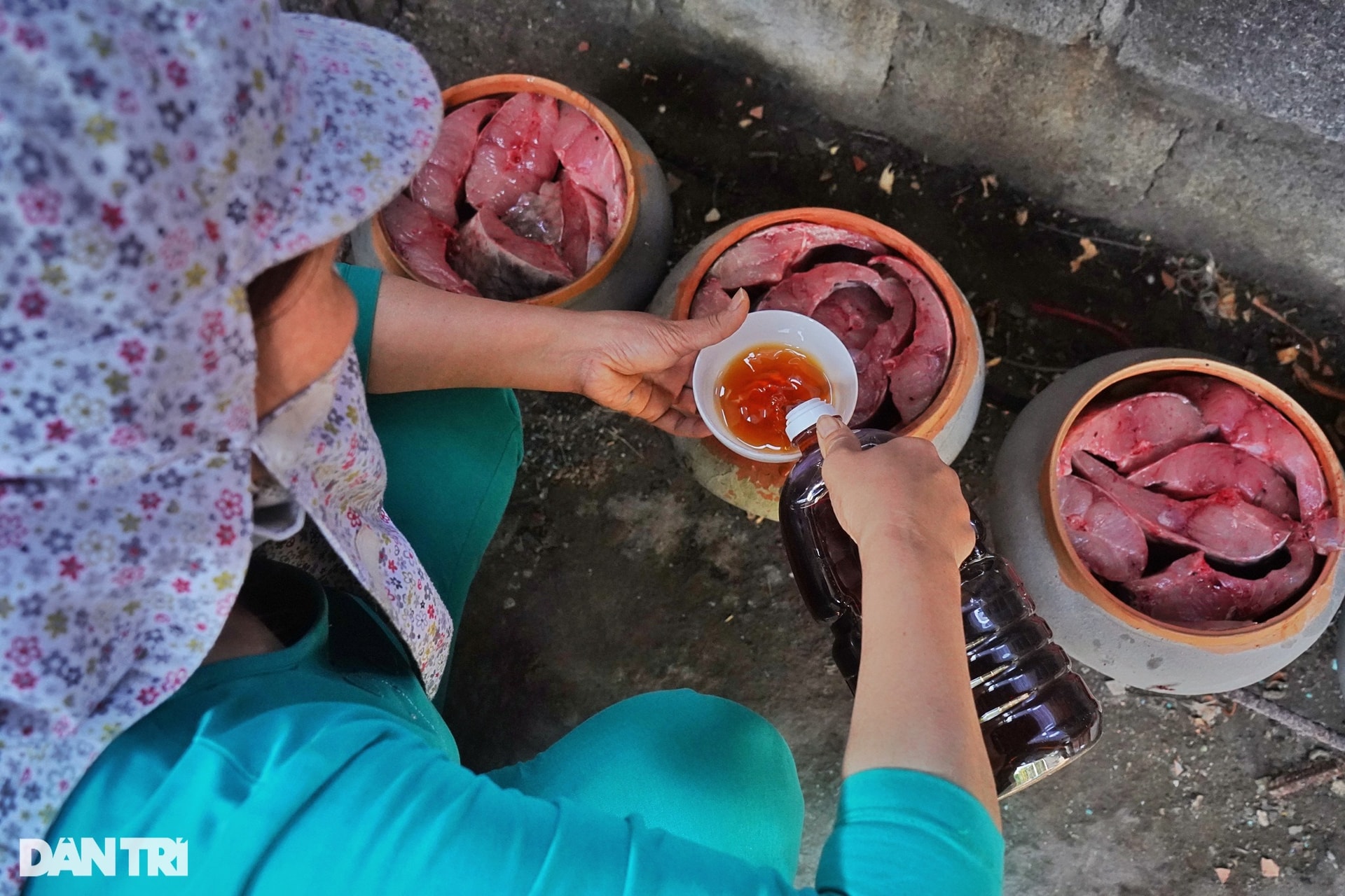 Dân làng Vũ Đại cay xè mắt kho hàng nghìn niêu cá phục vụ khách mua dịp Tết - 5 Dân làng Vũ Đại cay xè mắt kho hàng nghìn niêu cá phục vụ khách mua dịp Tết - 5