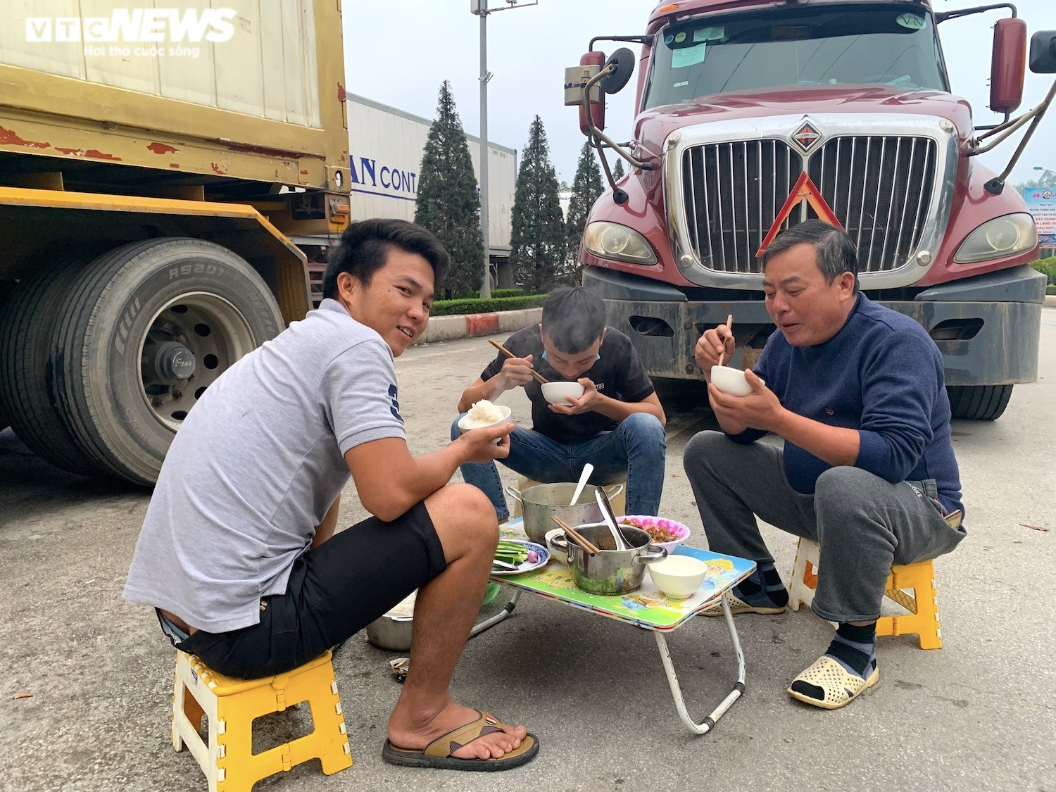 Xe hàng tắc tại cửa khẩu Lạng Sơn: Hàng trăm tài xế vạ vật, không thể về ăn Tết - 3