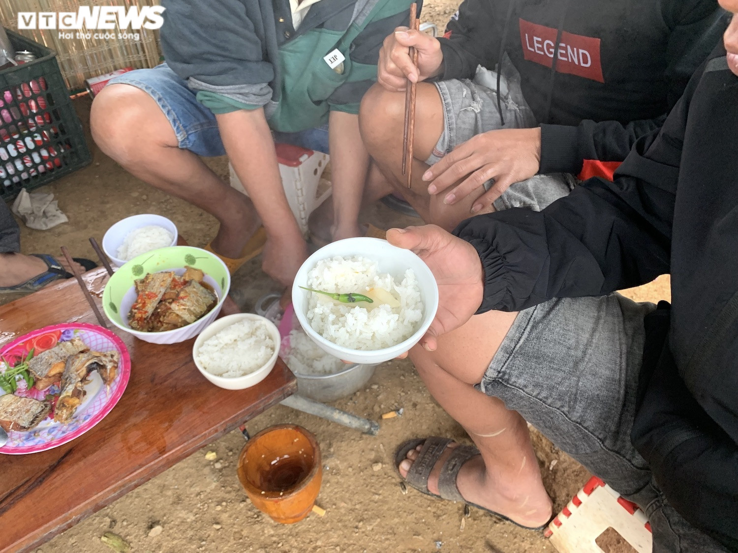 Xe hàng tắc tại cửa khẩu Lạng Sơn: Hàng trăm tài xế vạ vật, không thể về ăn Tết - 12
