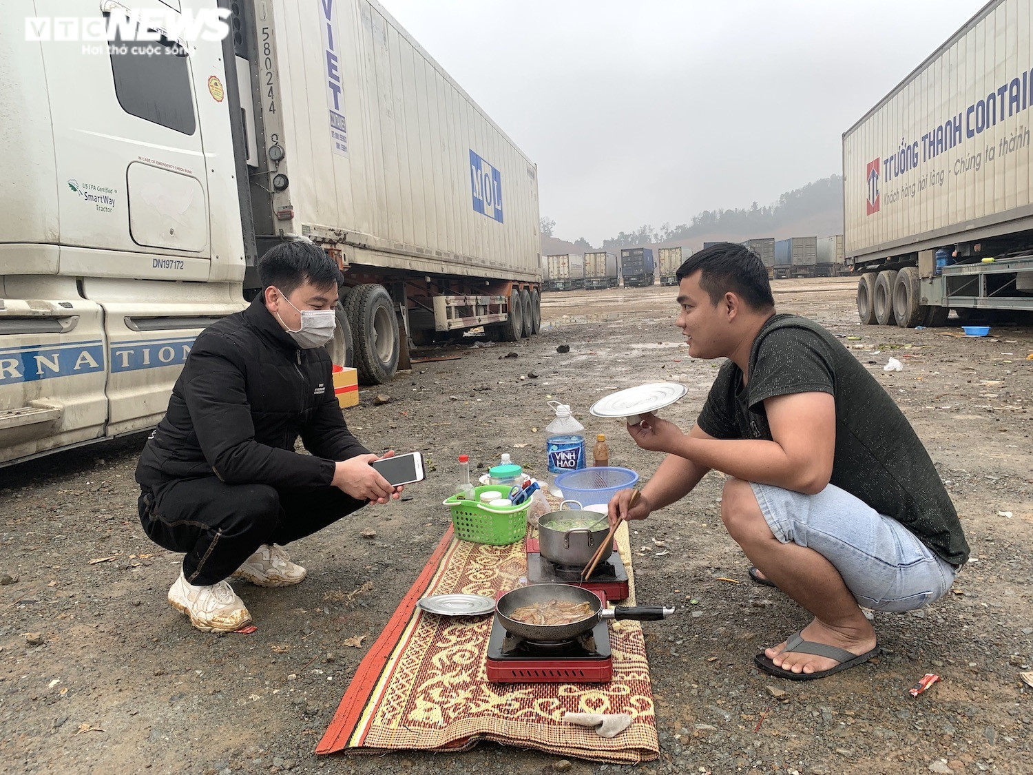 Xe hàng tắc tại cửa khẩu Lạng Sơn: Hàng trăm tài xế vạ vật, không thể về ăn Tết - 17