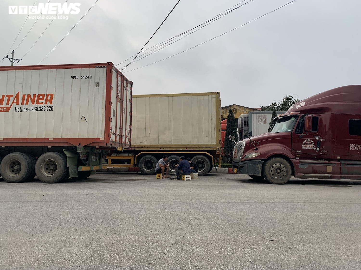 Xe hàng tắc tại cửa khẩu Lạng Sơn: Hàng trăm tài xế vạ vật, không thể về ăn Tết - 8