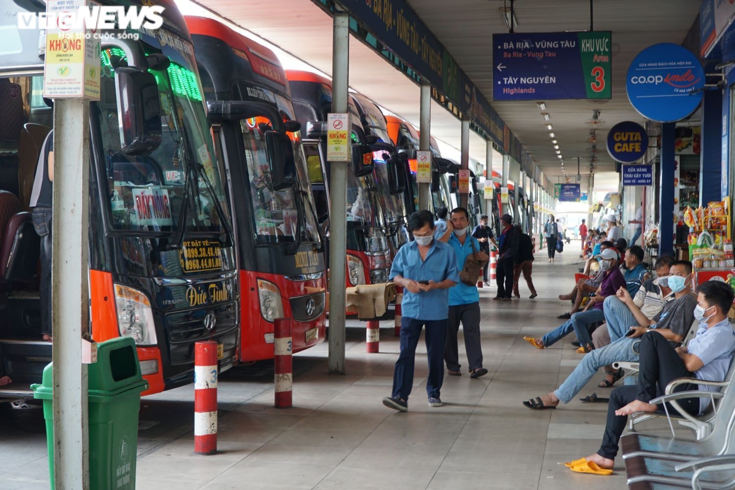 TP.HCM: Người dân đổ về quê ăn Tết, Bến xe miền Đông nhộn nhịp trở lại - 1