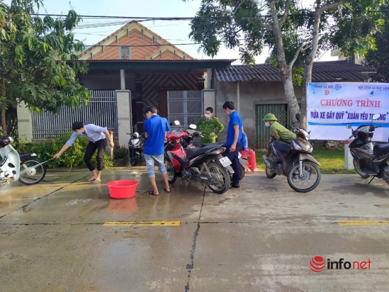 Thanh niên Hà Tĩnh rửa xe gây quỹ 'Xuân yêu thương'