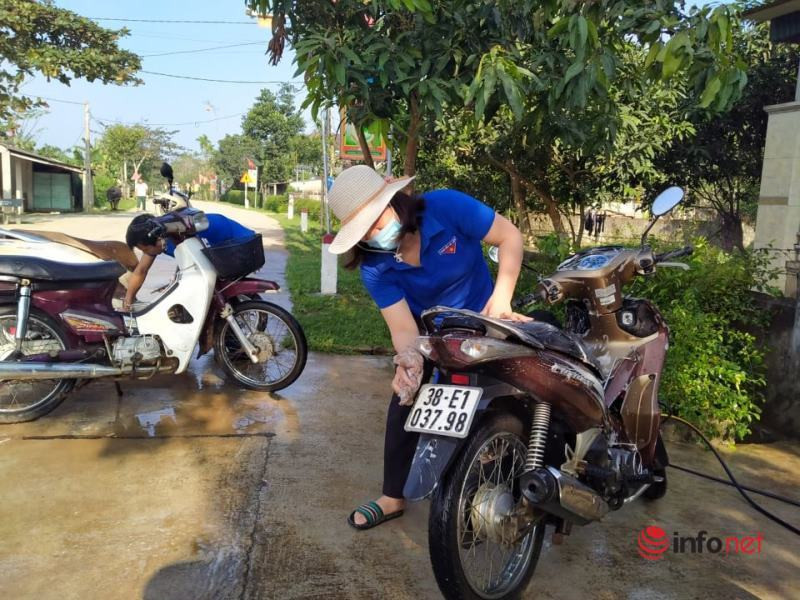 Thanh niên Hà Tĩnh rửa xe gây quỹ 'Xuân yêu thương'
