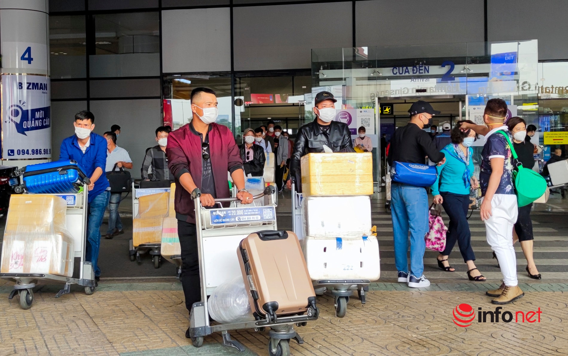 Sân bay Nội Bài nhộn nhịp hành khách về quê ăn Tết