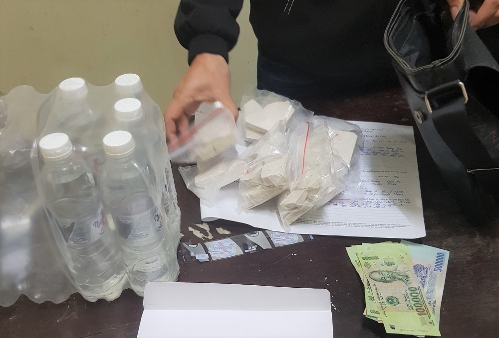 Thuê taxi vận chuyển hơn 1kg heroin ra miền Bắc tiêu thụ thì bị CSGT bắt giữ