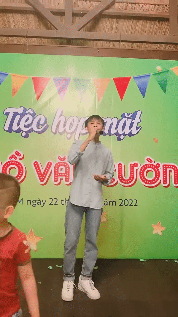 Hồ Văn Cường tại tiệc họp mặt fan cuối năm: Giọng hát lẫn ngoại hình đều gây tranh cãi Ảnh 5