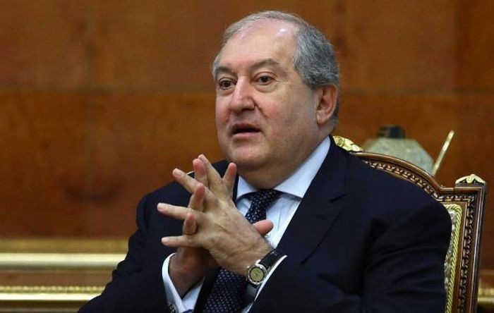 Tổng thống Armenia bất ngờ đệ đơn từ chức vì 