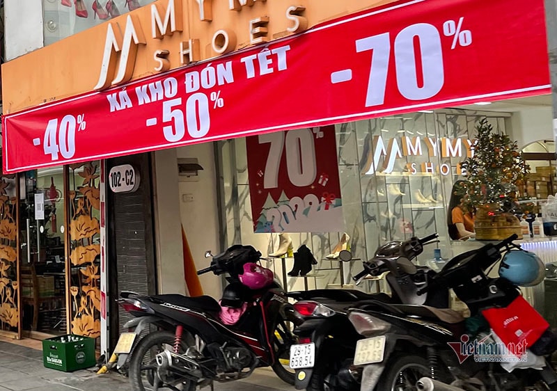 Thời trang giảm giá 80%, chất đống vỉa hè chờ khách mua Tết