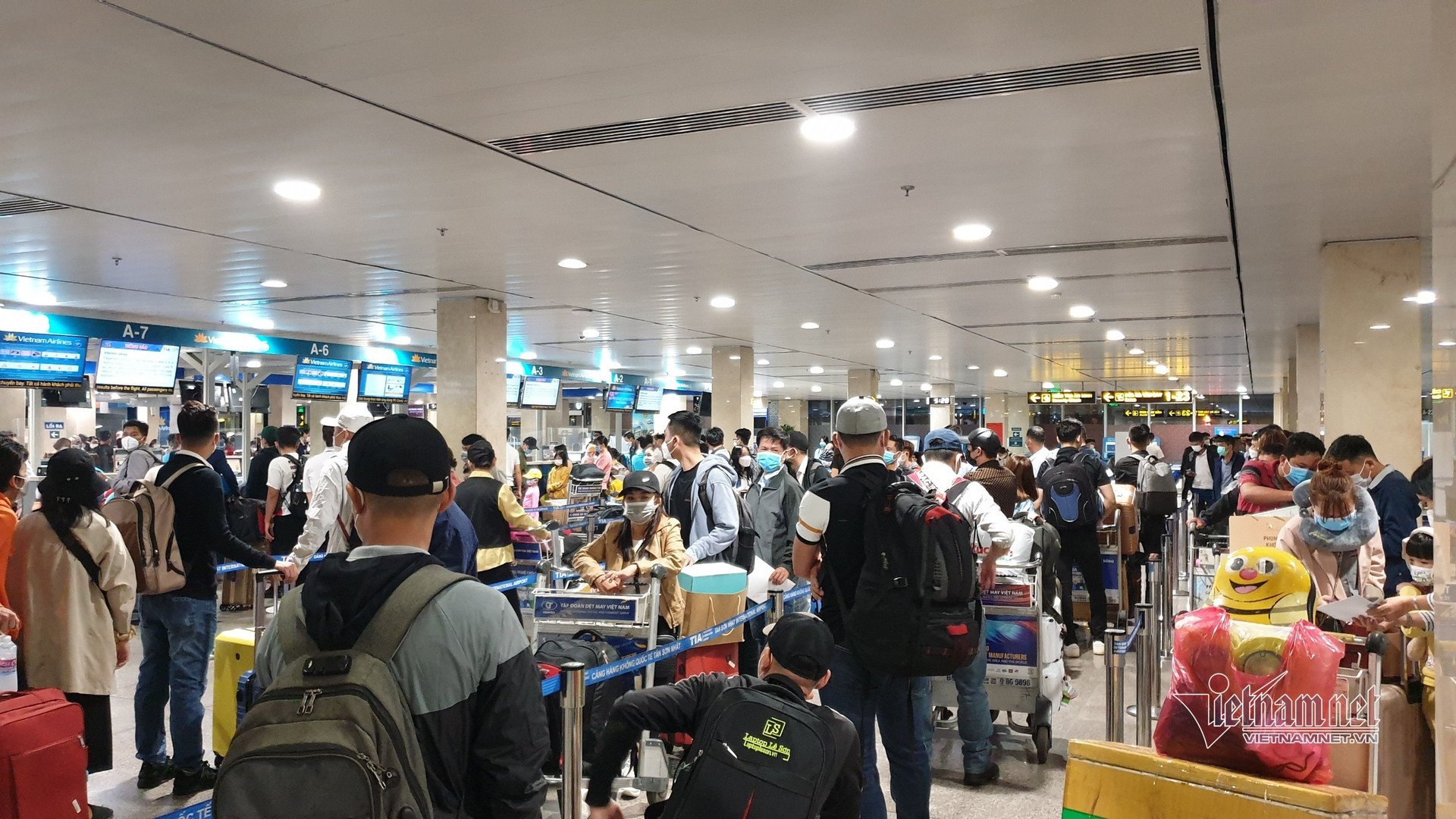 Bay đêm để giảm ùn tắc sân bay Tân Sơn Nhất cao điểm Tết