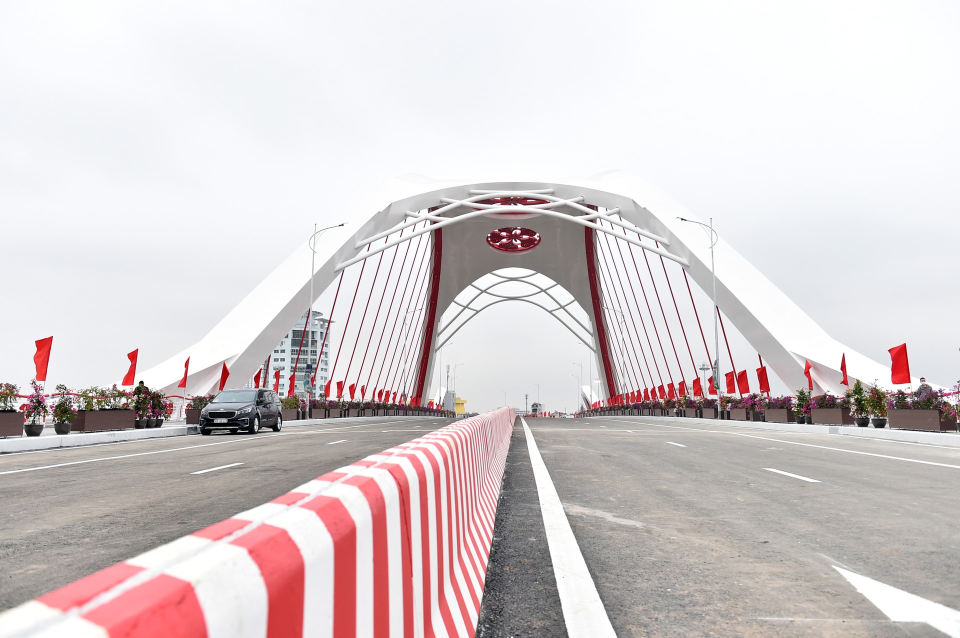 Phó Thủ tướng Lê Văn Thành cắt băng thông xe cây cầu 'cánh sóng vươn xa' của Hải Phòng - Ảnh 2. Phó Thủ tướng Lê Văn Thành cắt băng thông xe cây cầu 'cánh sóng vươn xa' của Hải Phòng - Ảnh 2.