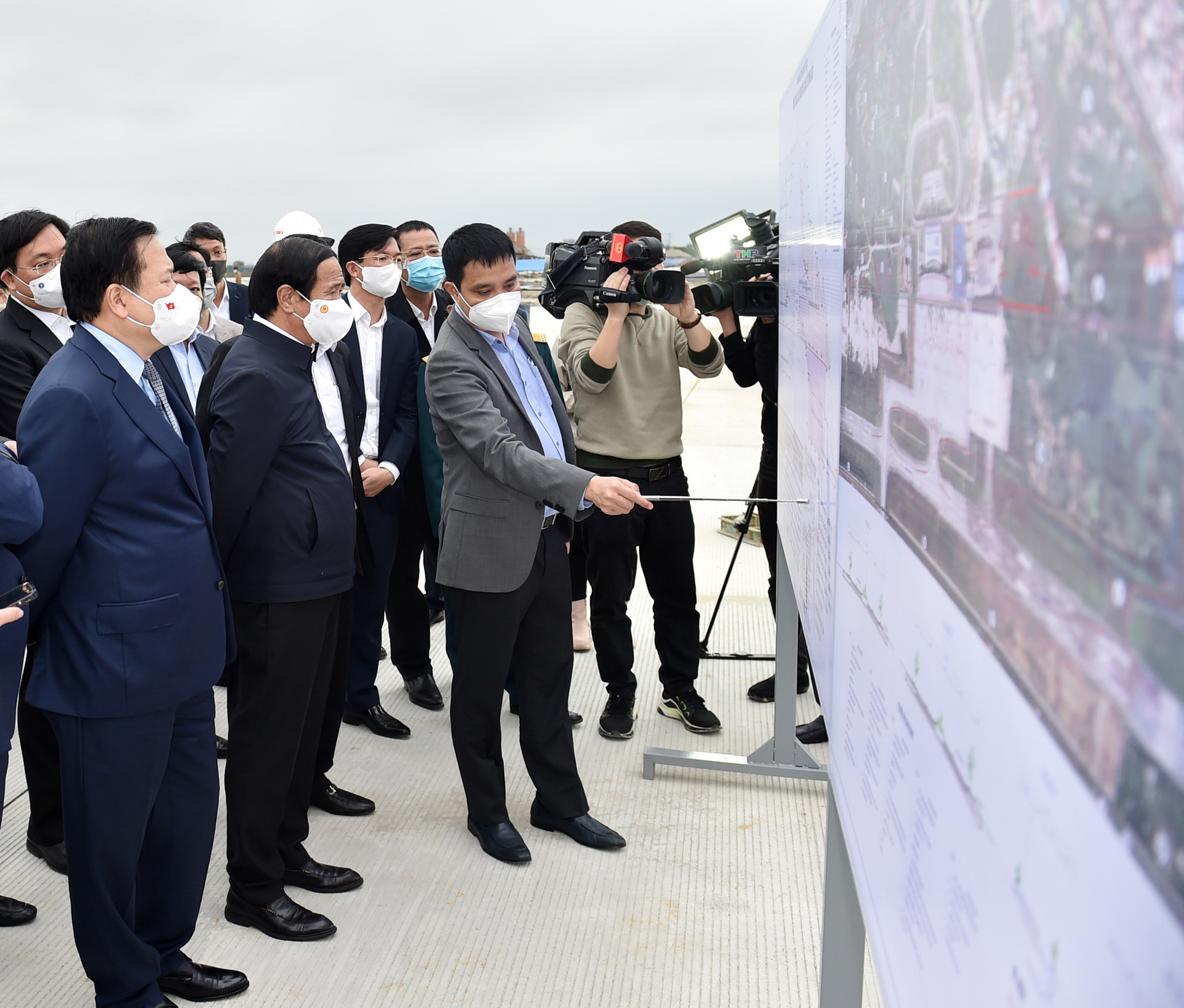 Phó Thủ tướng Lê Văn Thành cắt băng thông xe cây cầu 'cánh sóng vươn xa' của Hải Phòng - Ảnh 5.