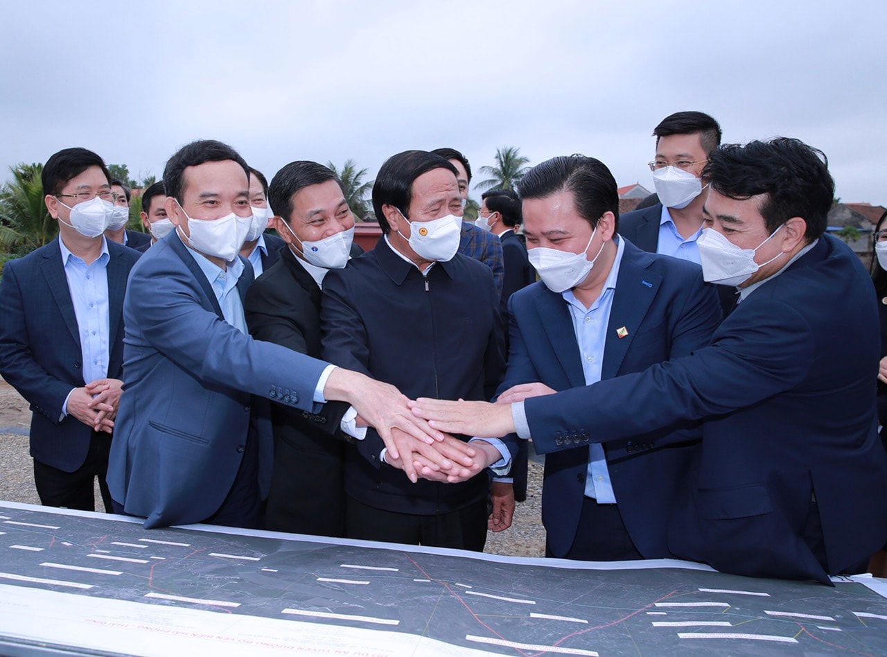 Phó Thủ tướng Lê Văn Thành cắt băng thông xe cây cầu 'cánh sóng vươn xa' của Hải Phòng - Ảnh 4. Phó Thủ tướng Lê Văn Thành cắt băng thông xe cây cầu 'cánh sóng vươn xa' của Hải Phòng - Ảnh 4.
