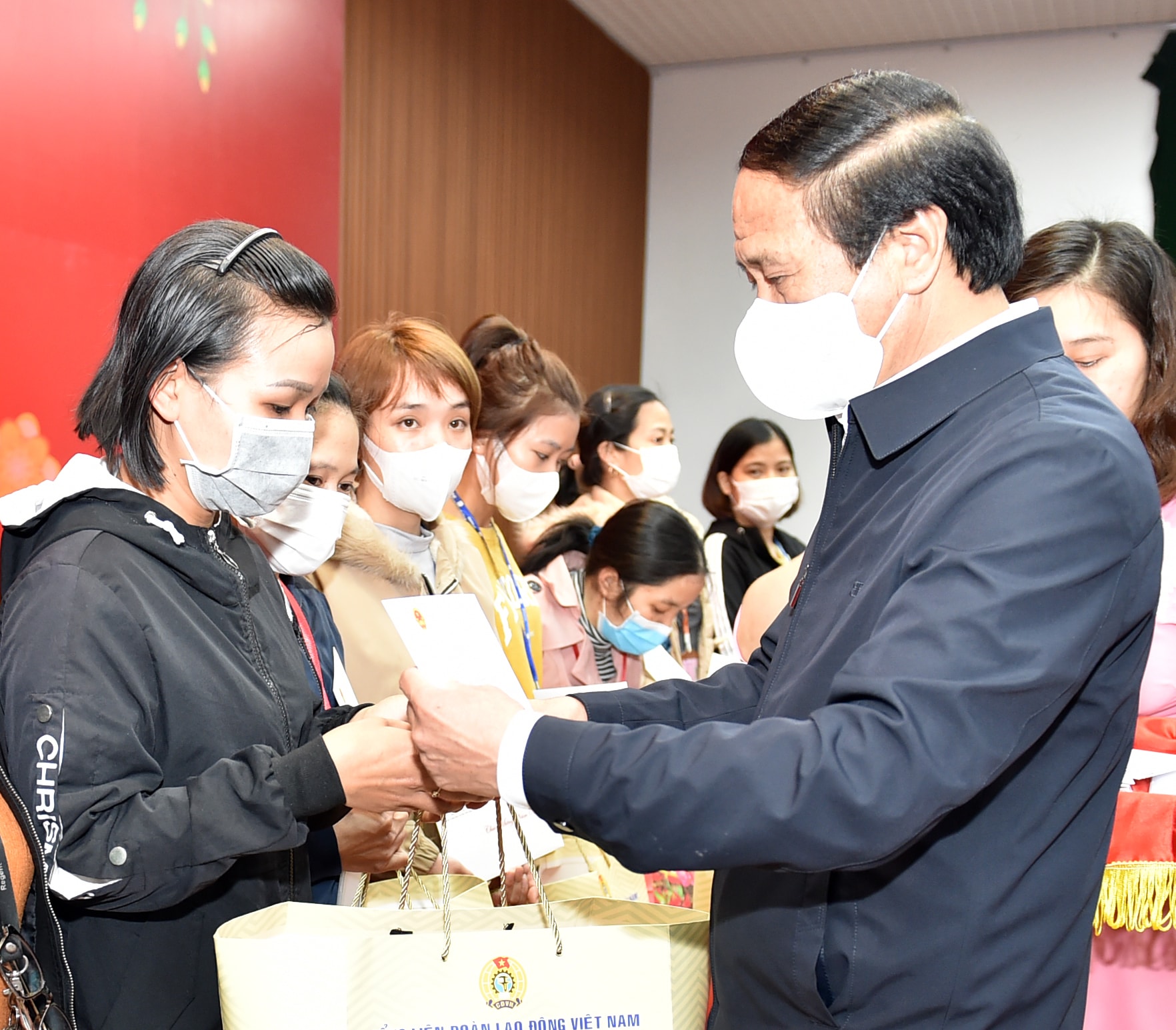 Phó Thủ tướng Lê Văn Thành trao quà Tết cho công nhân lao động khó khăn tỉnh Hải Dương - Ảnh 2. Phó Thủ tướng Lê Văn Thành trao quà Tết cho công nhân lao động khó khăn tỉnh Hải Dương - Ảnh 2.