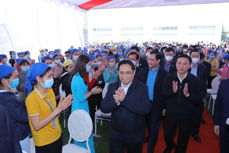 Thủ tướng thăm và tặng quà Tết công nhân khó khăn tại Thanh Hóa - 4