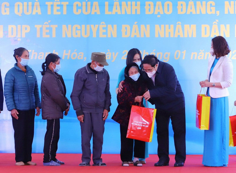 Thủ tướng thăm và tặng quà Tết công nhân khó khăn tại Thanh Hóa - 6