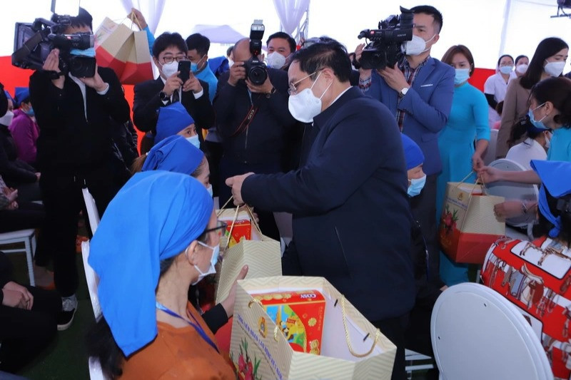 Thủ tướng thăm và tặng quà Tết công nhân khó khăn tại Thanh Hóa - 5