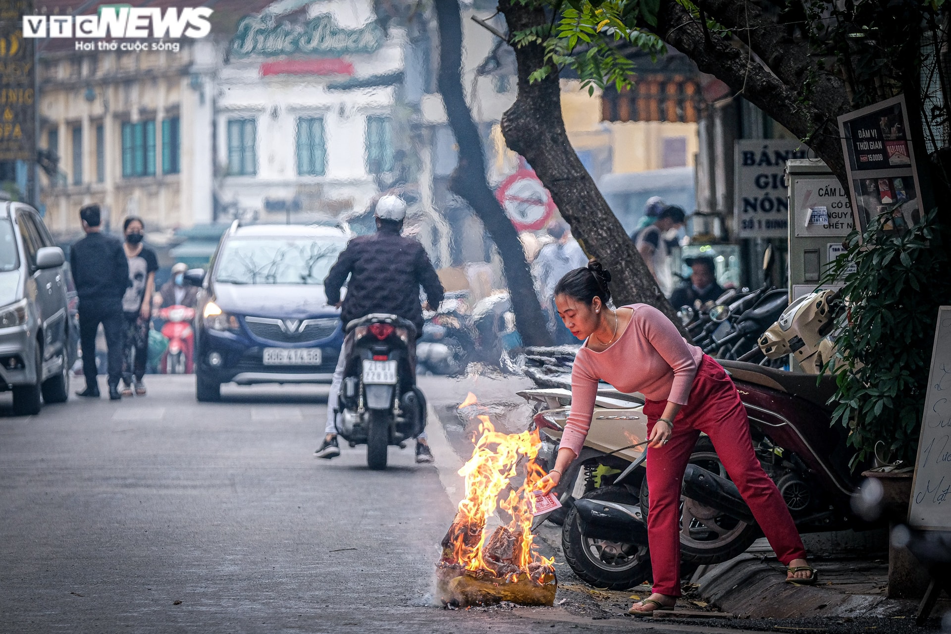 Ảnh: Người Hà Nội đốt vàng mã giữa đường tiễn Táo quân  về trời - 4