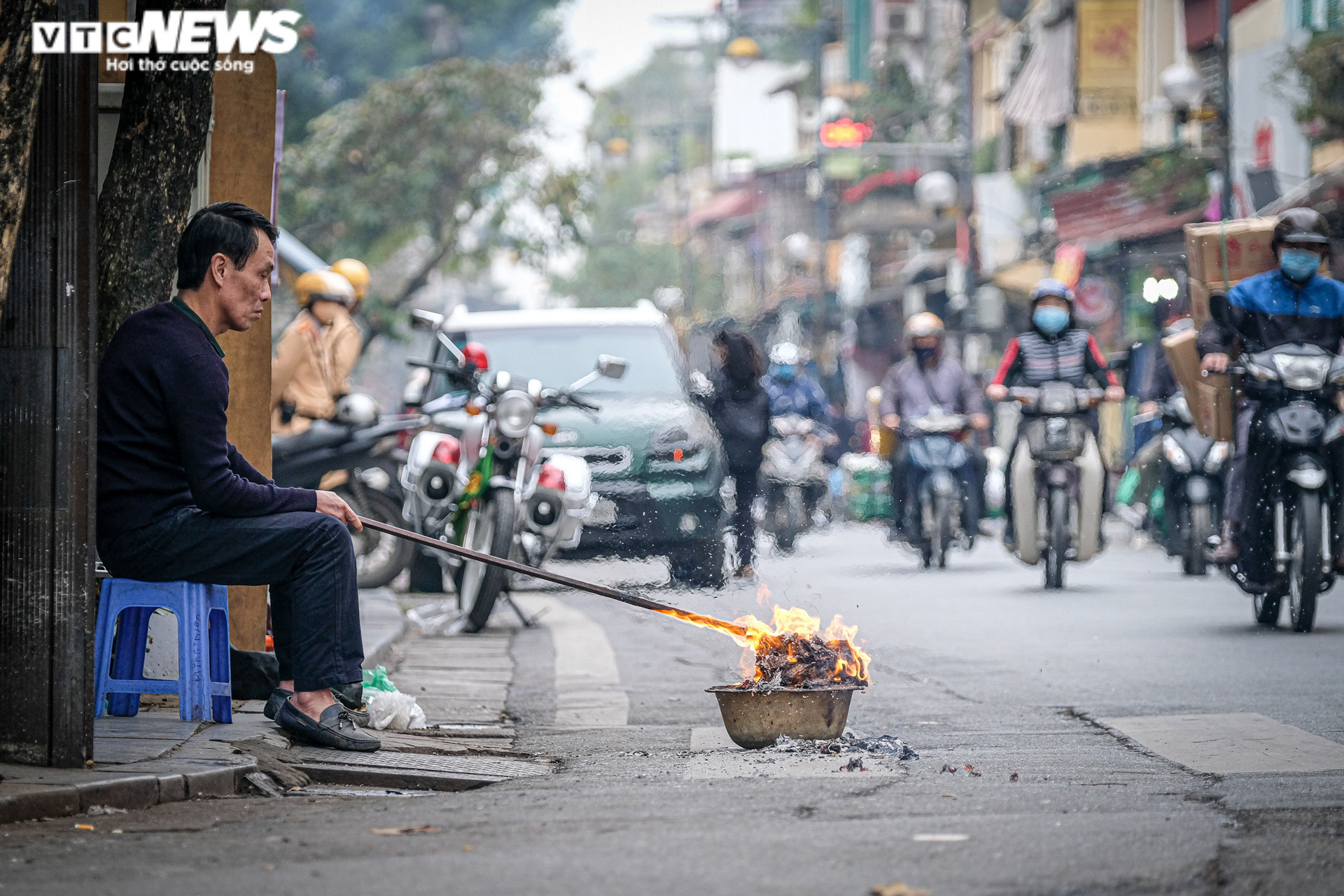 Ảnh: Người Hà Nội đốt vàng mã giữa đường tiễn Táo quân  về trời - 10