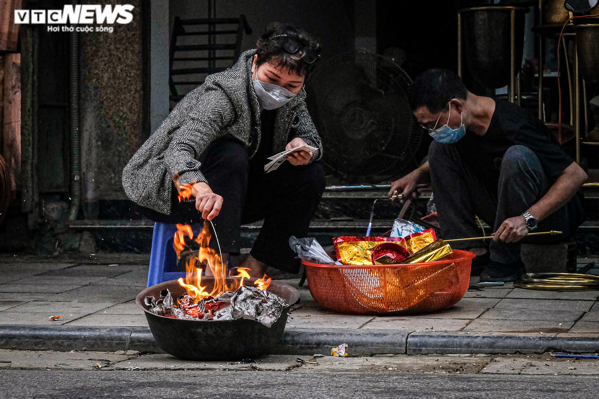 Ảnh: Người Hà Nội đốt vàng mã giữa đường tiễn Táo quân  về trời - 9