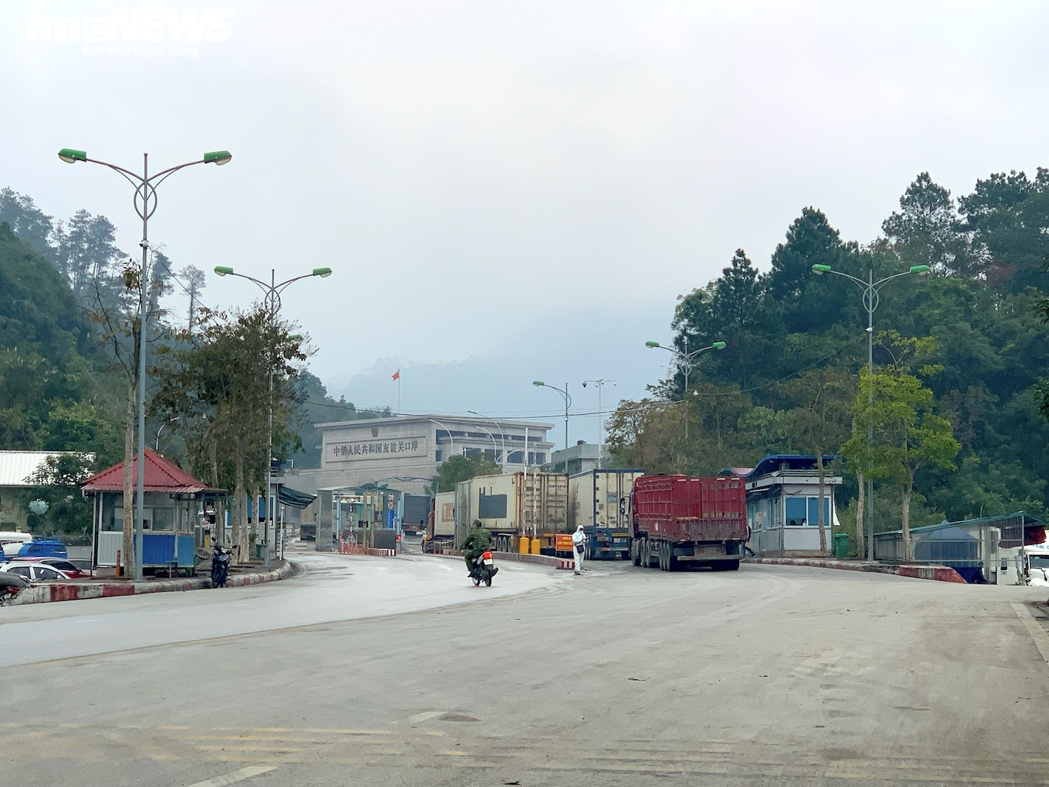 Cảnh thông quan hàng hóa tại cửa khẩu duy nhất còn hoạt động ở Lạng Sơn - 15