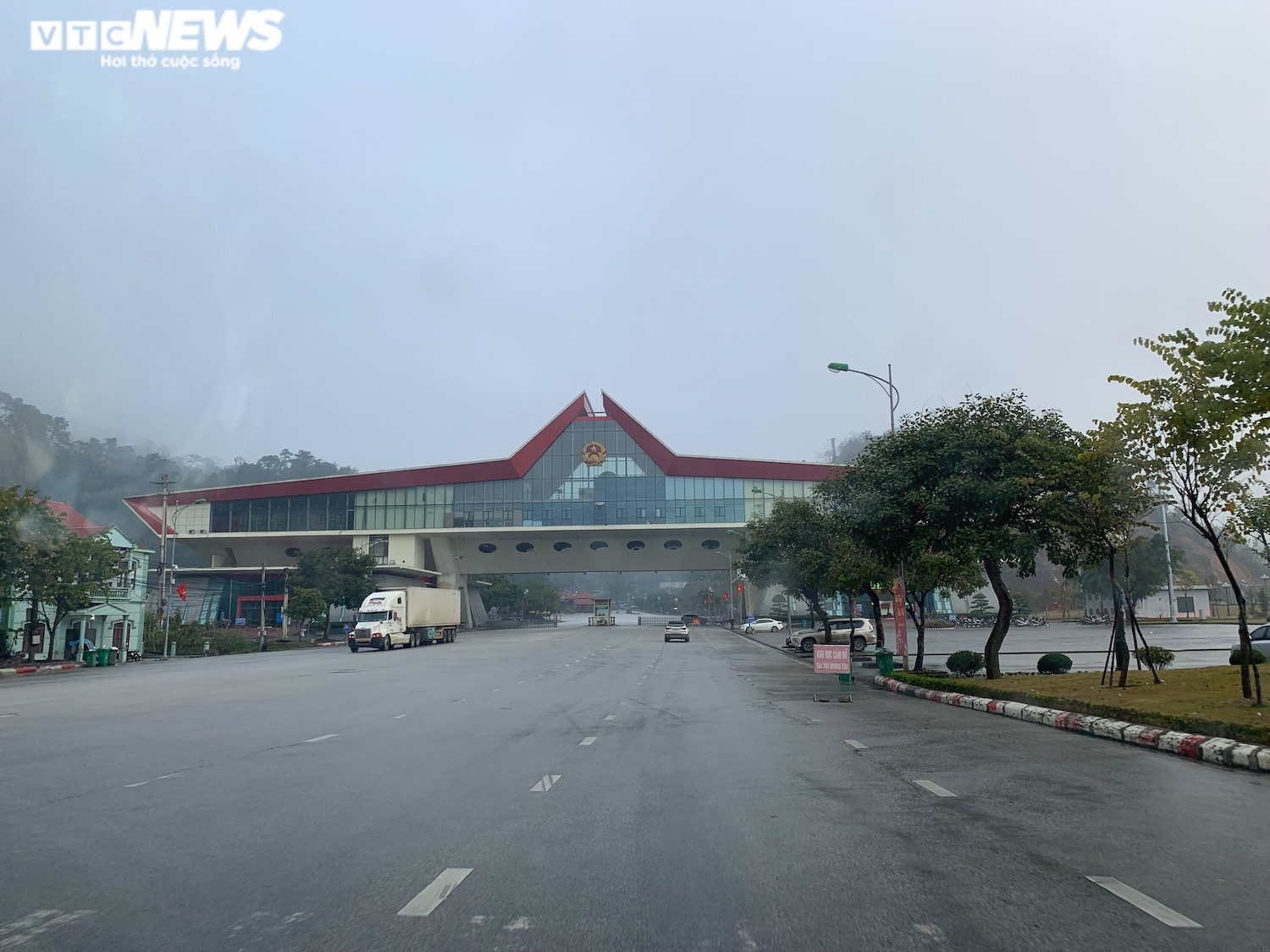 Cảnh thông quan hàng hóa tại cửa khẩu duy nhất còn hoạt động ở Lạng Sơn - 1