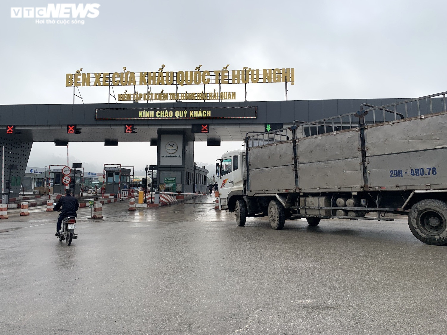 Cảnh thông quan hàng hóa tại cửa khẩu duy nhất còn hoạt động ở Lạng Sơn - 3