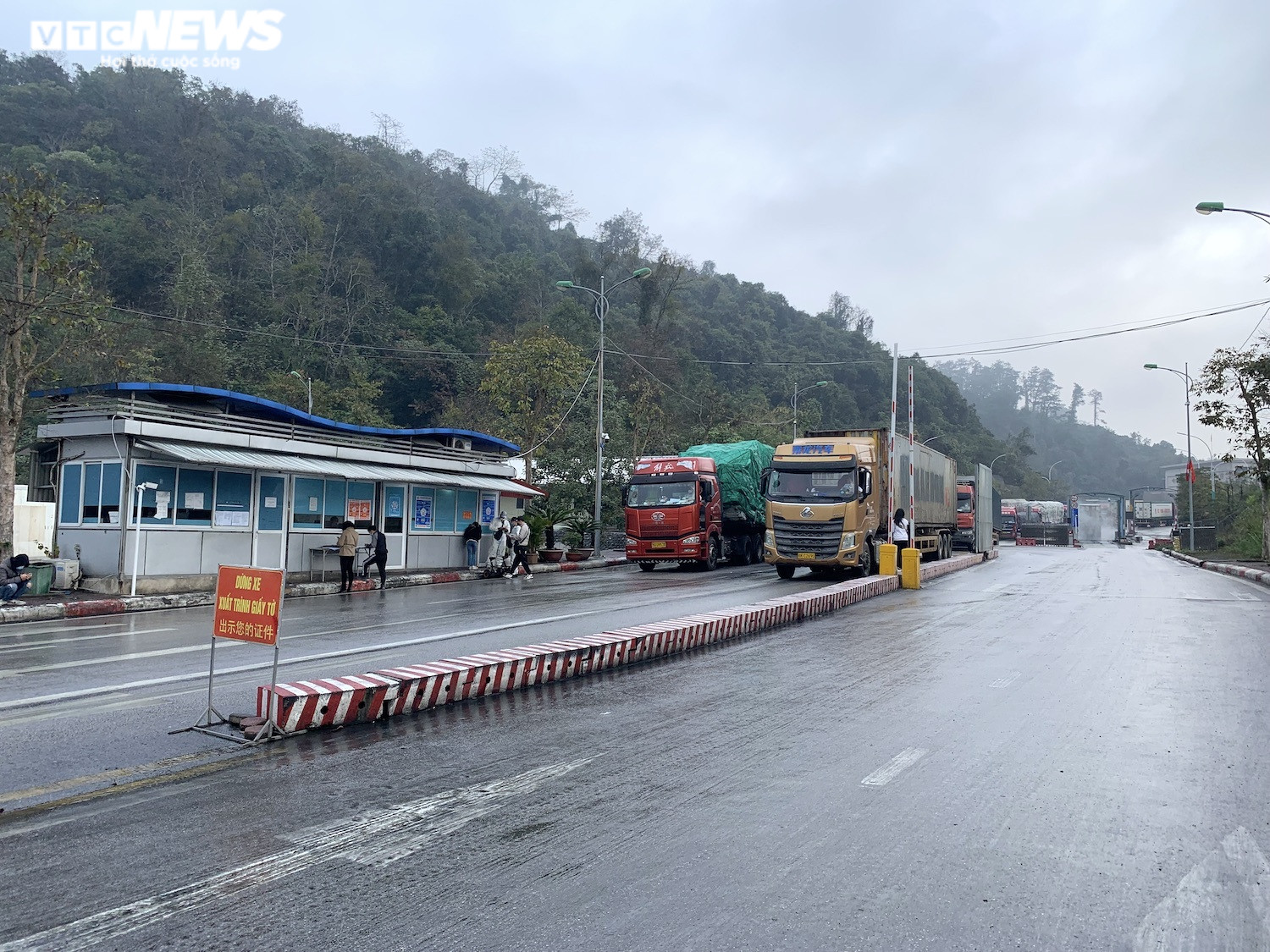 Cảnh thông quan hàng hóa tại cửa khẩu duy nhất còn hoạt động ở Lạng Sơn - 13