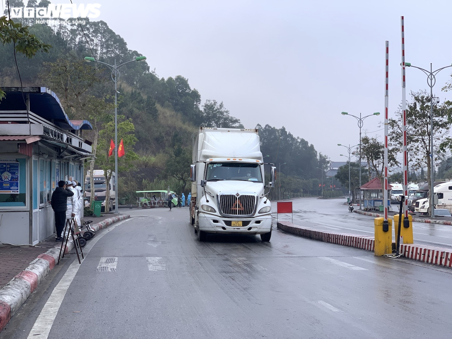 Cảnh thông quan hàng hóa tại cửa khẩu duy nhất còn hoạt động ở Lạng Sơn - 11