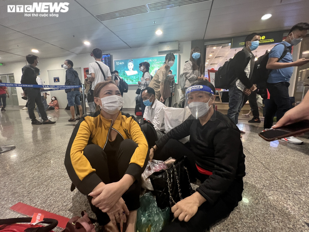 Hành khách chờ bay ở Tân Sơn Nhất: 'Bằng mọi giá tôi phải trở về dịp Tết này' - 4