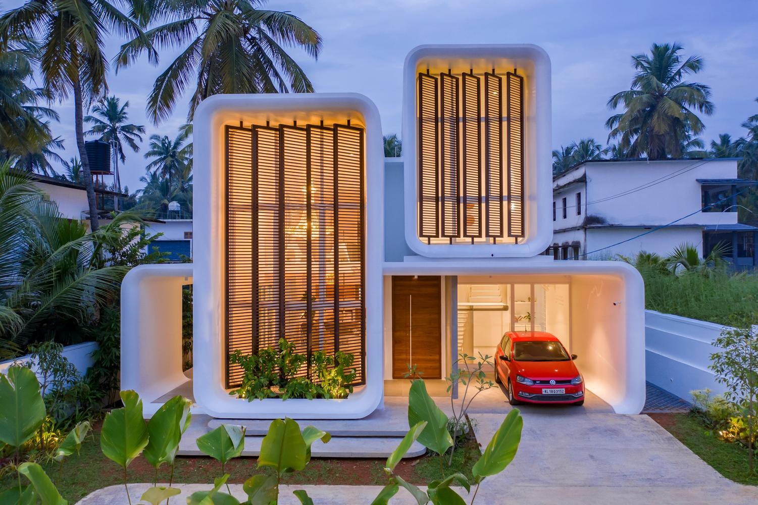 Độc đáo ngôi nhà hình chiếc điện thoại di động, dùng cửa chớp trục xoay để thông gió ảnh 3
