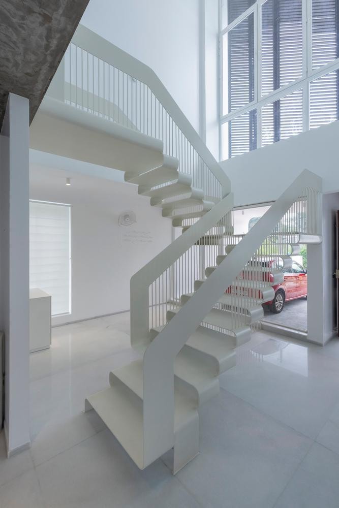 Độc đáo ngôi nhà hình chiếc điện thoại di động, dùng cửa chớp trục xoay để thông gió ảnh 9