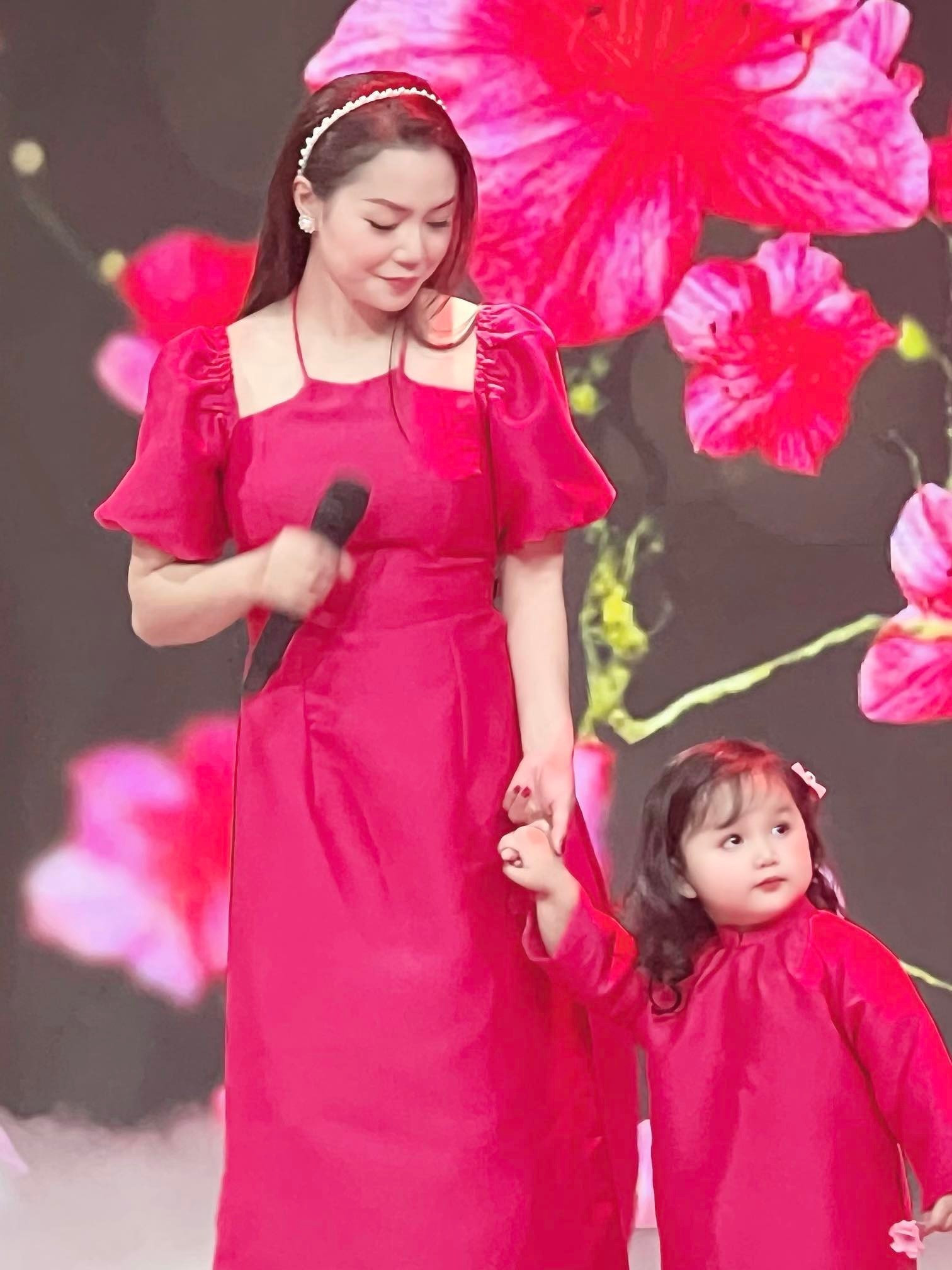 Nguyễn Ngọc Anh hát cùng con gái MiA trên sân khấu truyền hình Tết