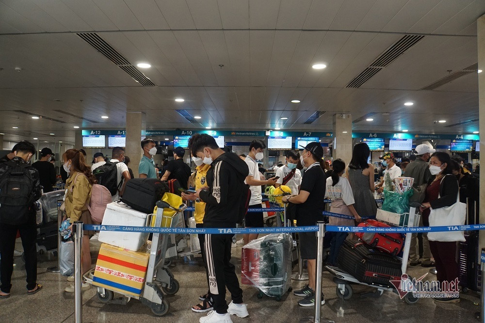 Sân bay Tân Sơn Nhất khuyến cáo khách đến trước giờ bay 2 giờ