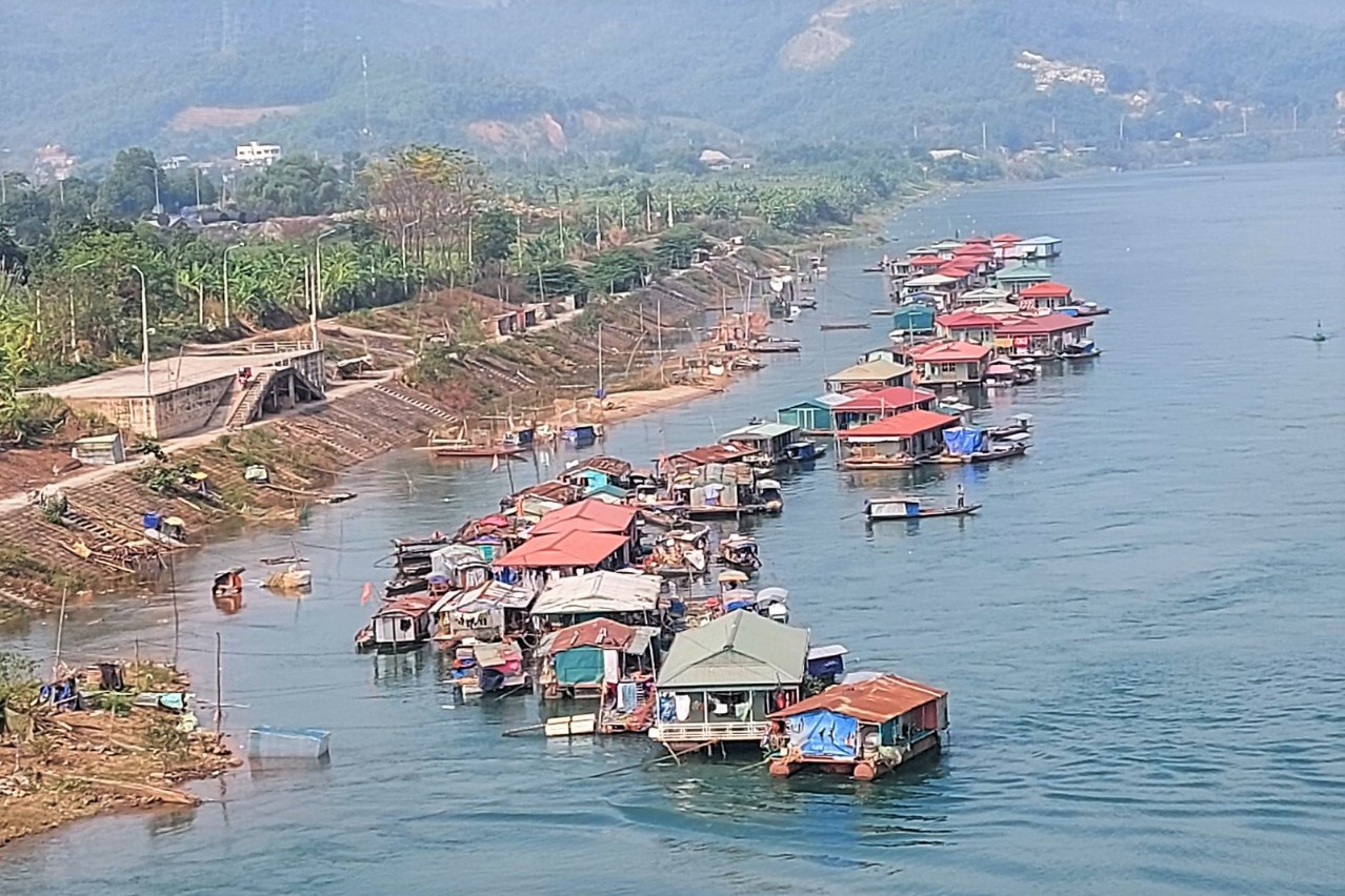 Chông chênh cuộc sống người làng chài trên sông Đà - 1