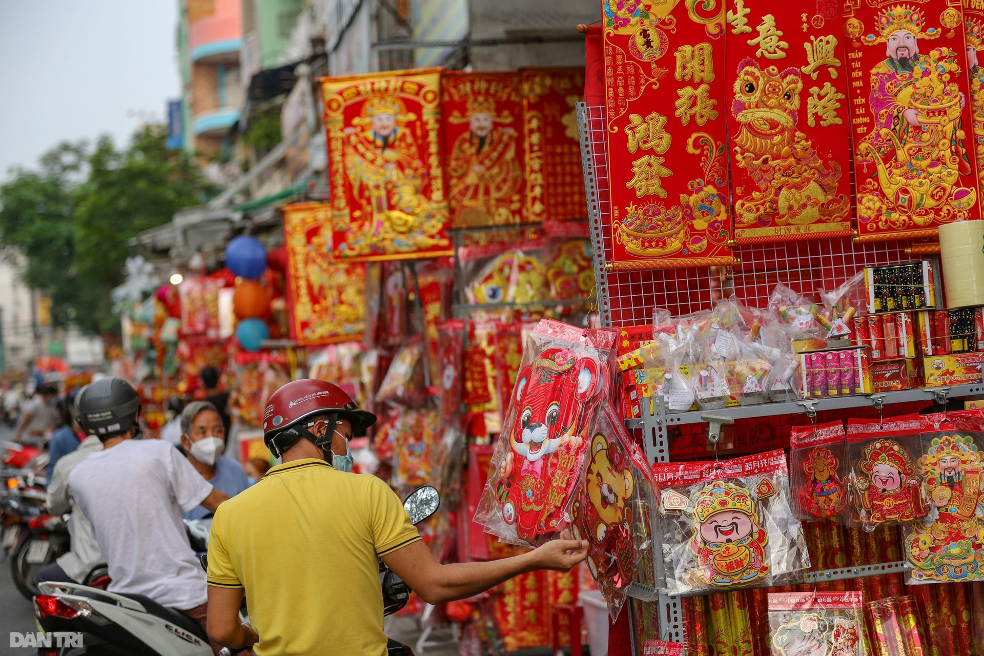 Phố bán đồ trang trí Tết lớn nhất Sài Gòn rực rỡ sắc đỏ - 2