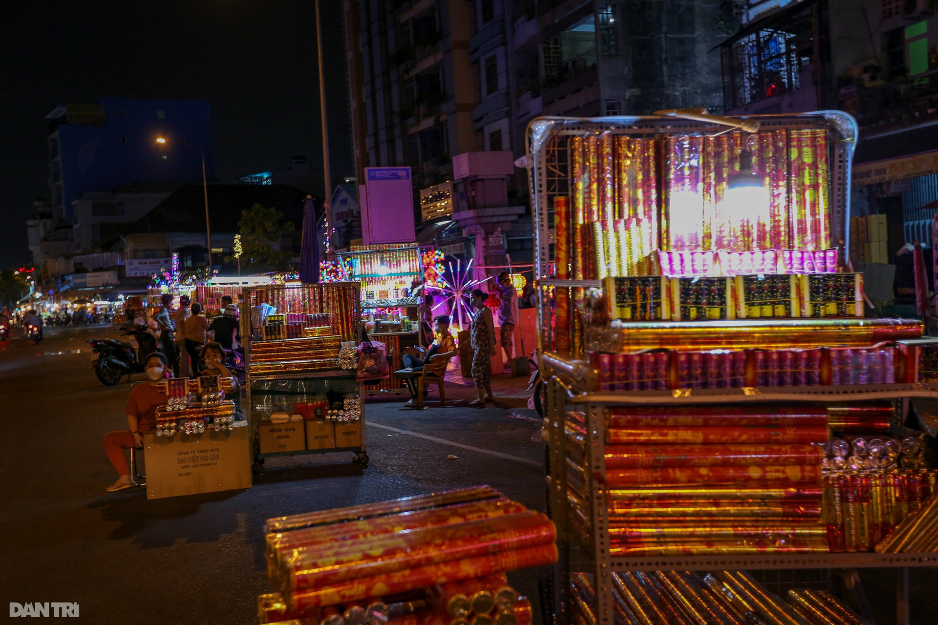 Phố bán đồ trang trí Tết lớn nhất Sài Gòn rực rỡ sắc đỏ - 12