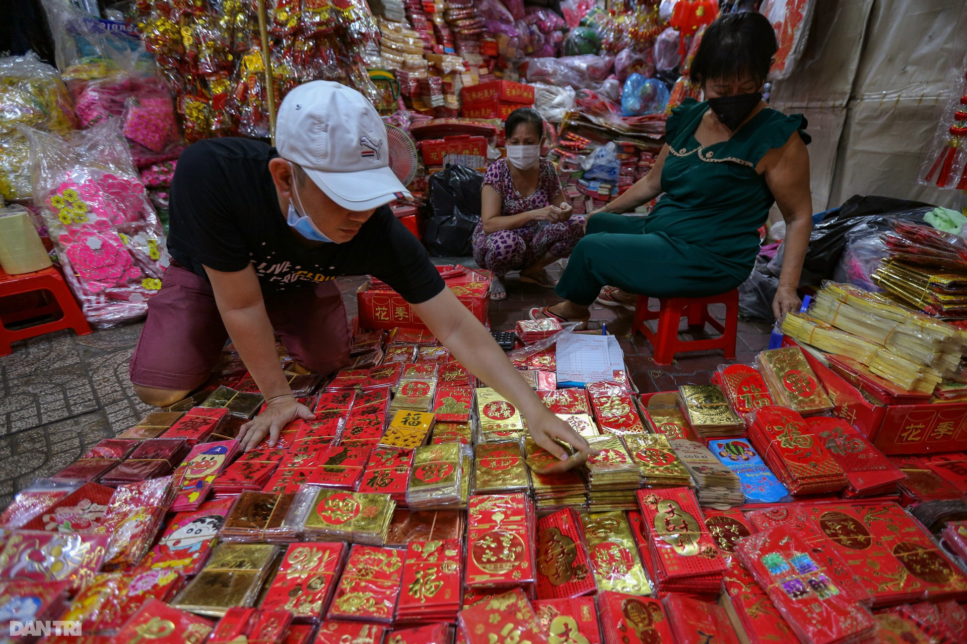 Phố bán đồ trang trí Tết lớn nhất Sài Gòn rực rỡ sắc đỏ - 8