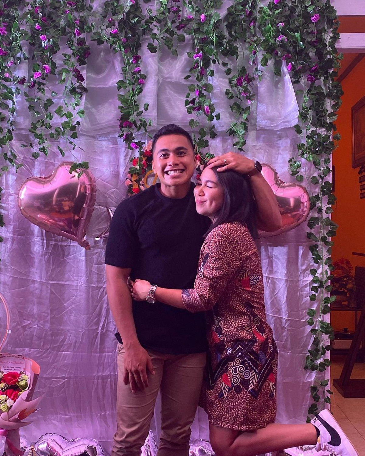 Nữ VĐV bóng chuyền chuyển giới của Indonesia bất ngờ… lấy vợ - 3