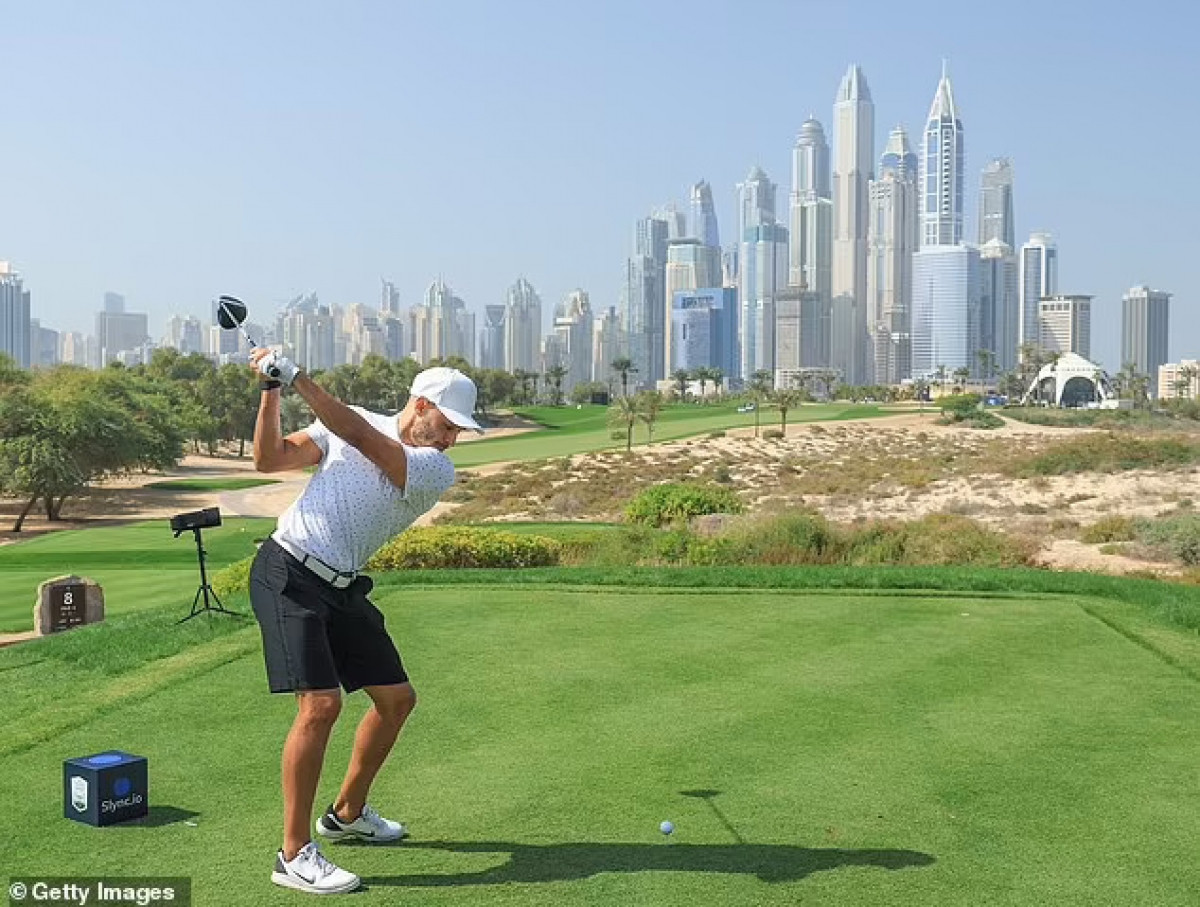 Dàn cầu thủ Liverpool lại tham dự giải đấu Golf Pro-Am ở Dubai. Trong ảnh là Oxlade-Chamberlain đang thực hiện cú đánh. 