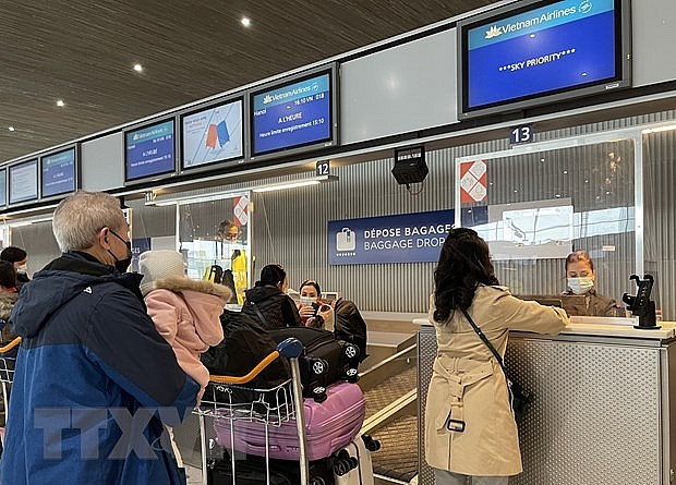 Hành khách làm thủ tục ngày 25/1 tại sân bay Charles de Gaulle để lên chuyến bay VN18 trở về Hà Nội. (Ảnh: Thu Hà/TTXVN)