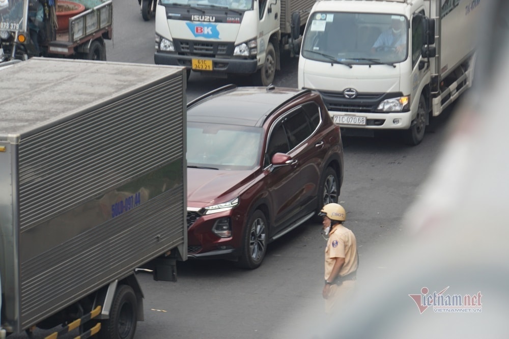 Ô tô dàn hàng kẹt cứng đường ra bến xe Miền Đông, sân bay Tân Sơn Nhất