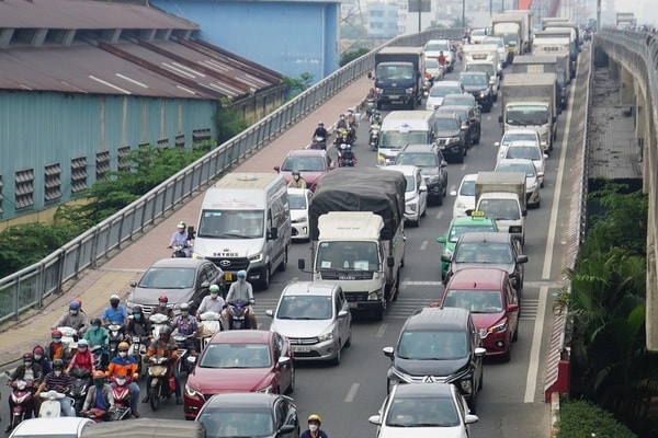 Ô tô dàn hàng kẹt cứng đường ra bến xe Miền Đông, sân bay Tân Sơn Nhất