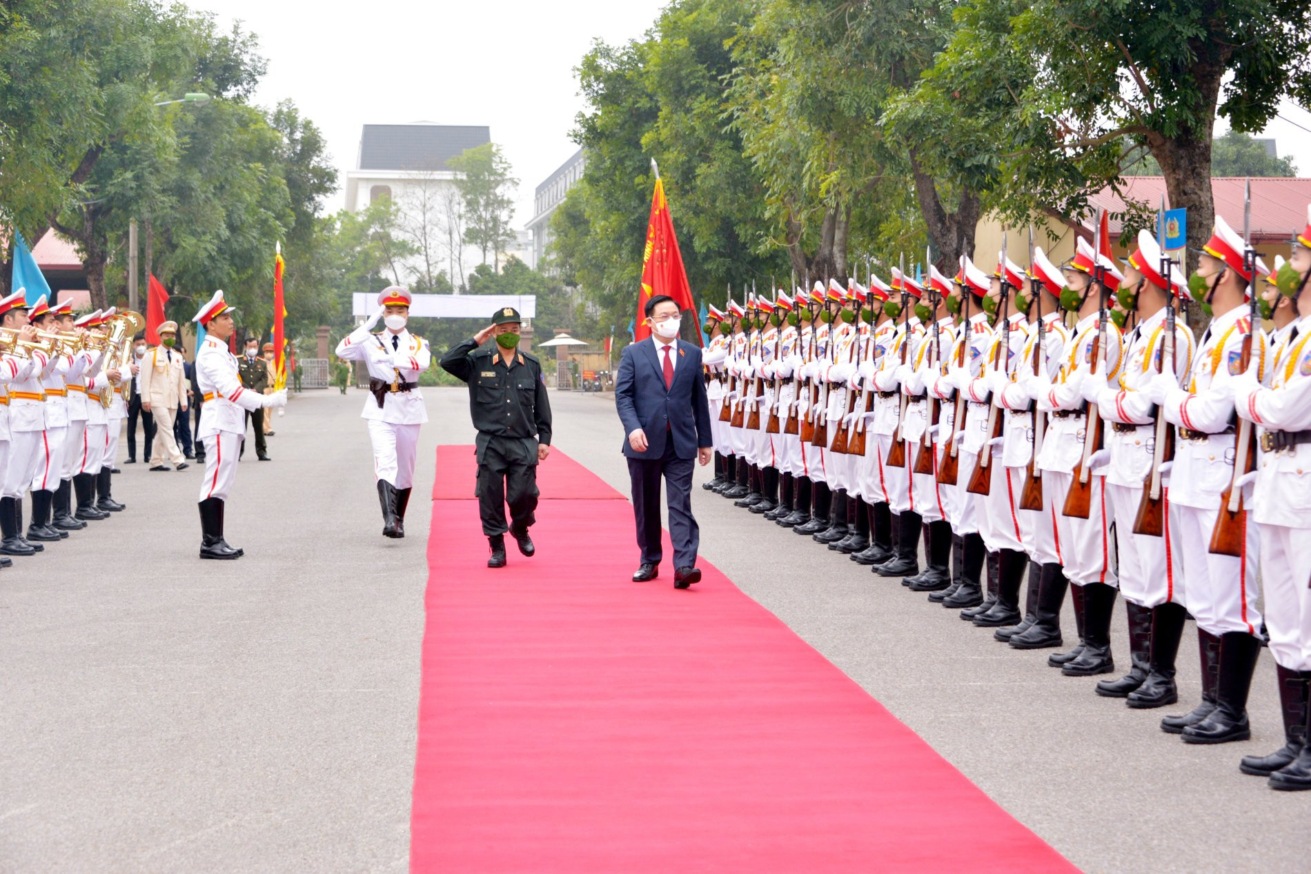 Chủ tịch Quốc hội thăm, chúc Tết Bộ Tư lệnh Thủ đô Hà Nội, Bộ Tư lệnh Cảnh sát cơ động - Ảnh 2.