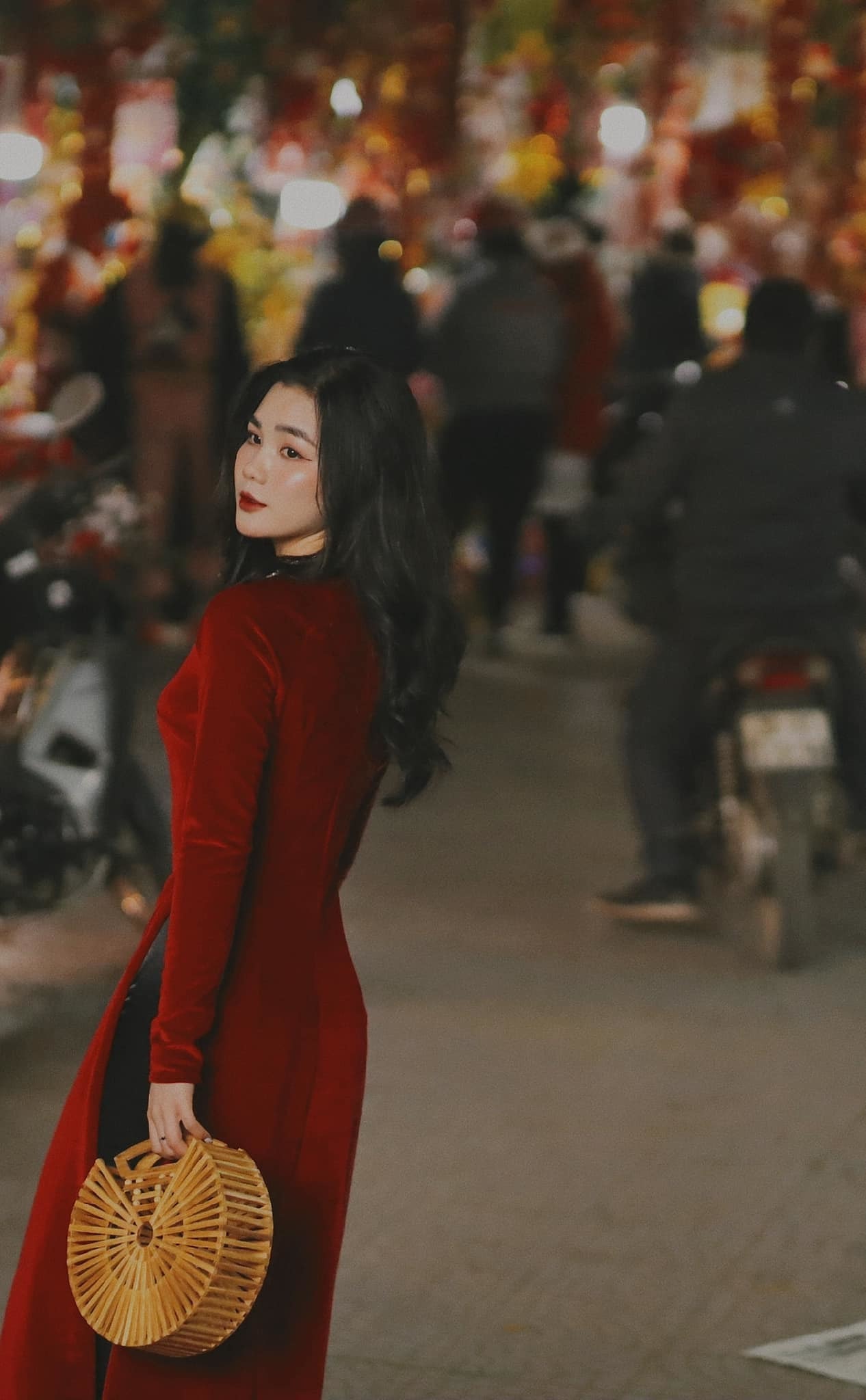 Thiếu nữ xinh đẹp khoe sắc tại chợ Tết truyền thống khắp ba miền - 7