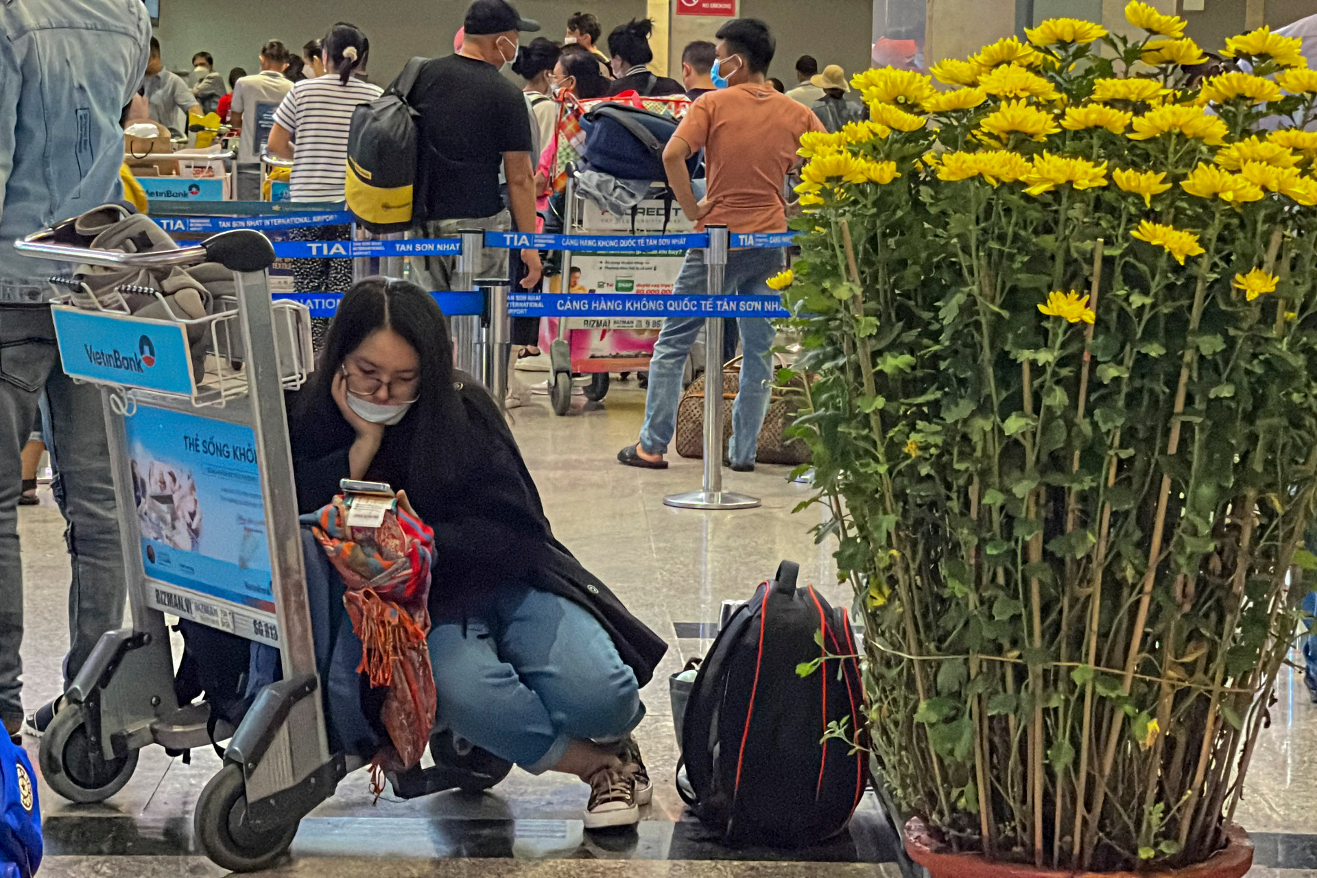 Sân bay Tân Sơn Nhất đông nghịt khách chiều 25 Tết - 2