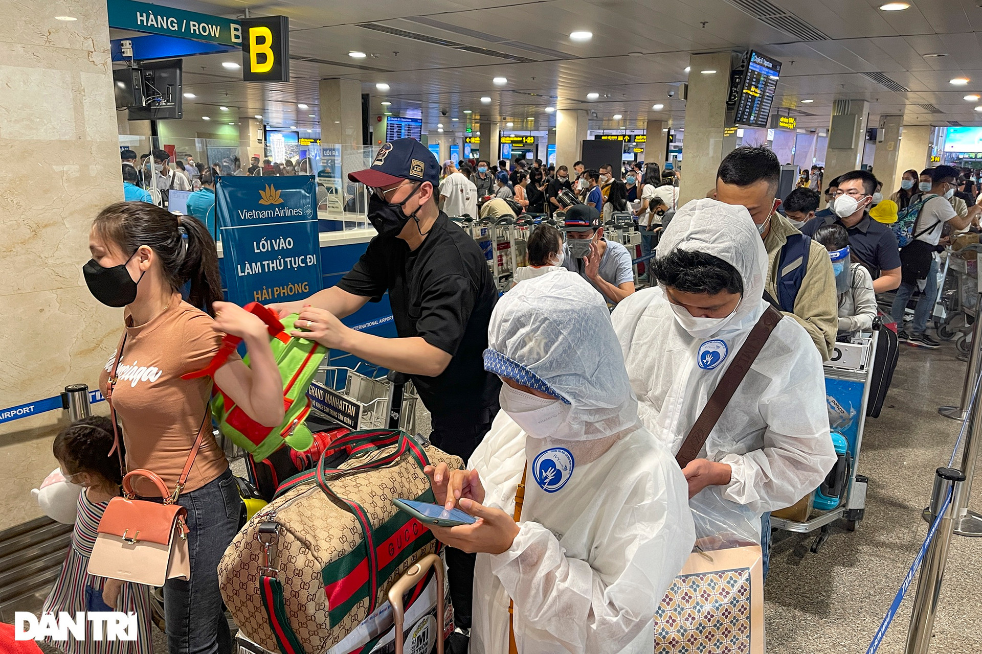 Sân bay Tân Sơn Nhất đông nghịt khách chiều 25 Tết - 1
