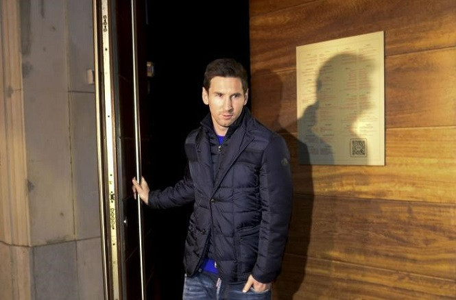Messi lạnh nhạt với Pique vì cảm thấy bị phản bội - 1
